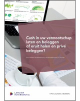 Cash in uw vennootschap laten en beleggen of eruit halen en privé beleggen?